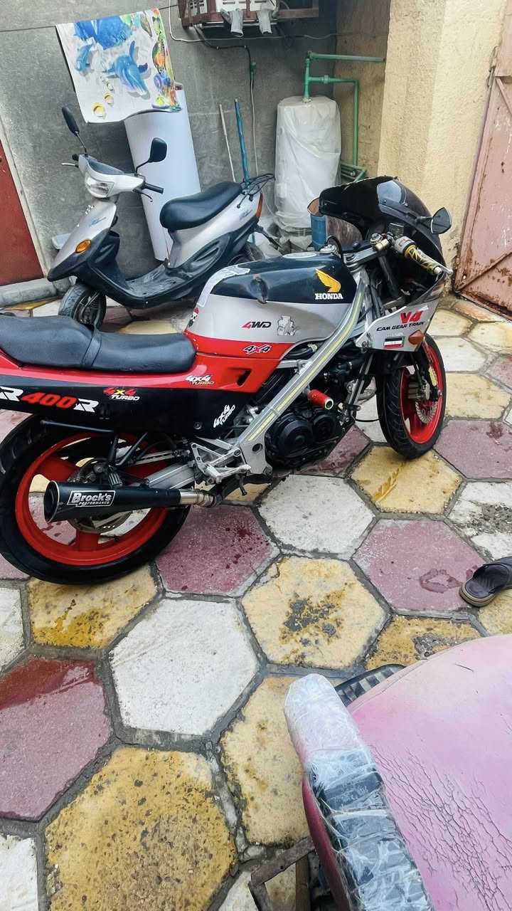 السلام عليكم اخواني الاعزاء . دراجه بطح هوندا للبيع محرك 400 . موديل تسعينات  دراجه نظيفة شوفة عينك محرك ممفتوح ابد . اوراق . محتاج واريد ابيعها الله لايحوجكم لاحد . سعرها مليون وثلاث مائك الف دينار . 1،300،000 الشراي يتواصل على الرقم *********** وبيها مجال للي يشتري بصدك
