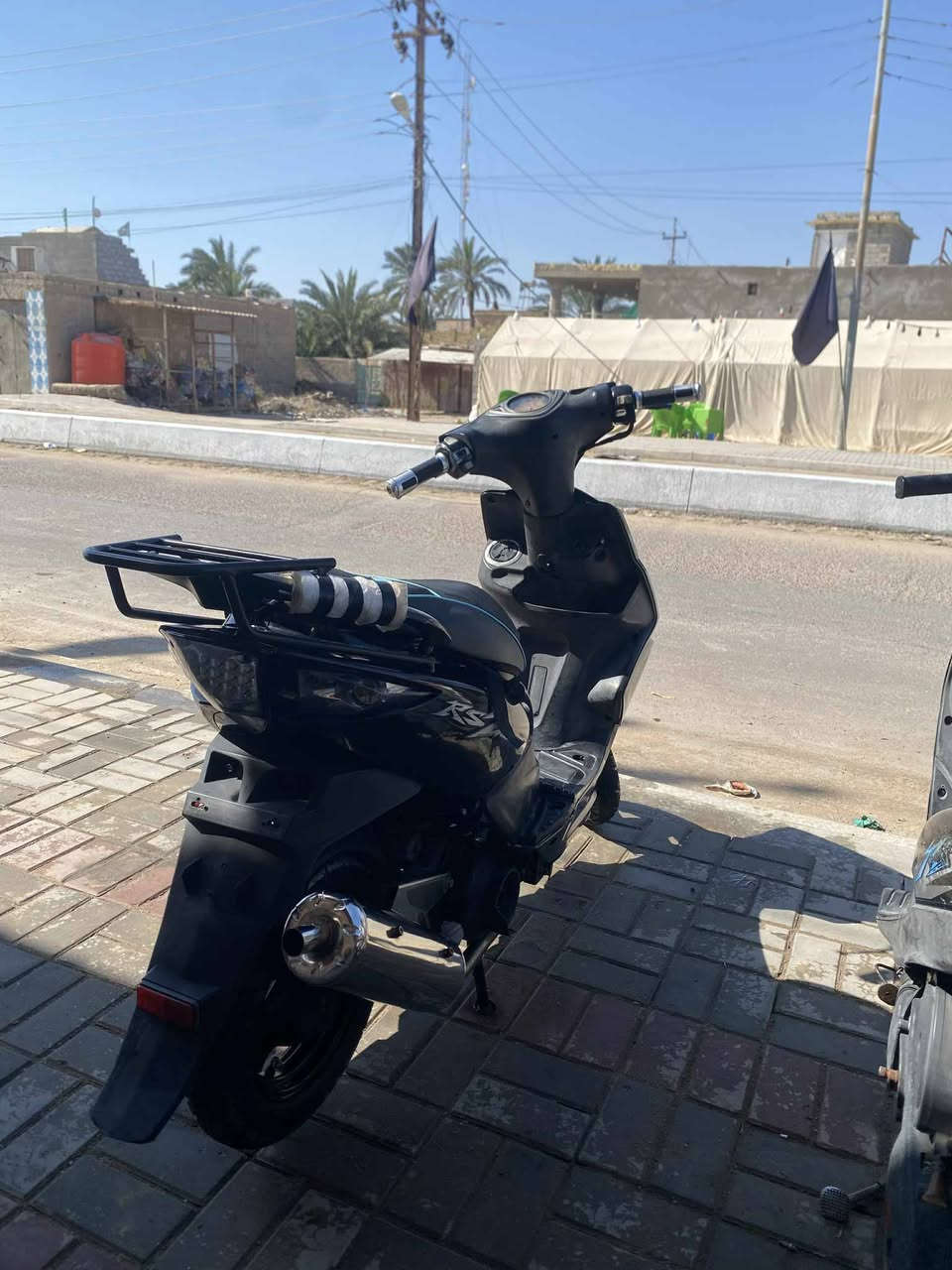 سلام عليكم دراجه للبيع كفاله  مكينه مامفتوحه  لاتبخير ولا تنقيص   الدراجه صاله شهر منازله من الحاويه  الدراجه نقصه فقط عداد  سرعه 
ً
 بريكات امامي خلفي اشاير لايت امام  زنون كله شغال من الطول لطول دراجه نوزل  معدله ميه وعشره  السعر عله هاذ الرقم *********** مكان بصره قرنه النعيم
