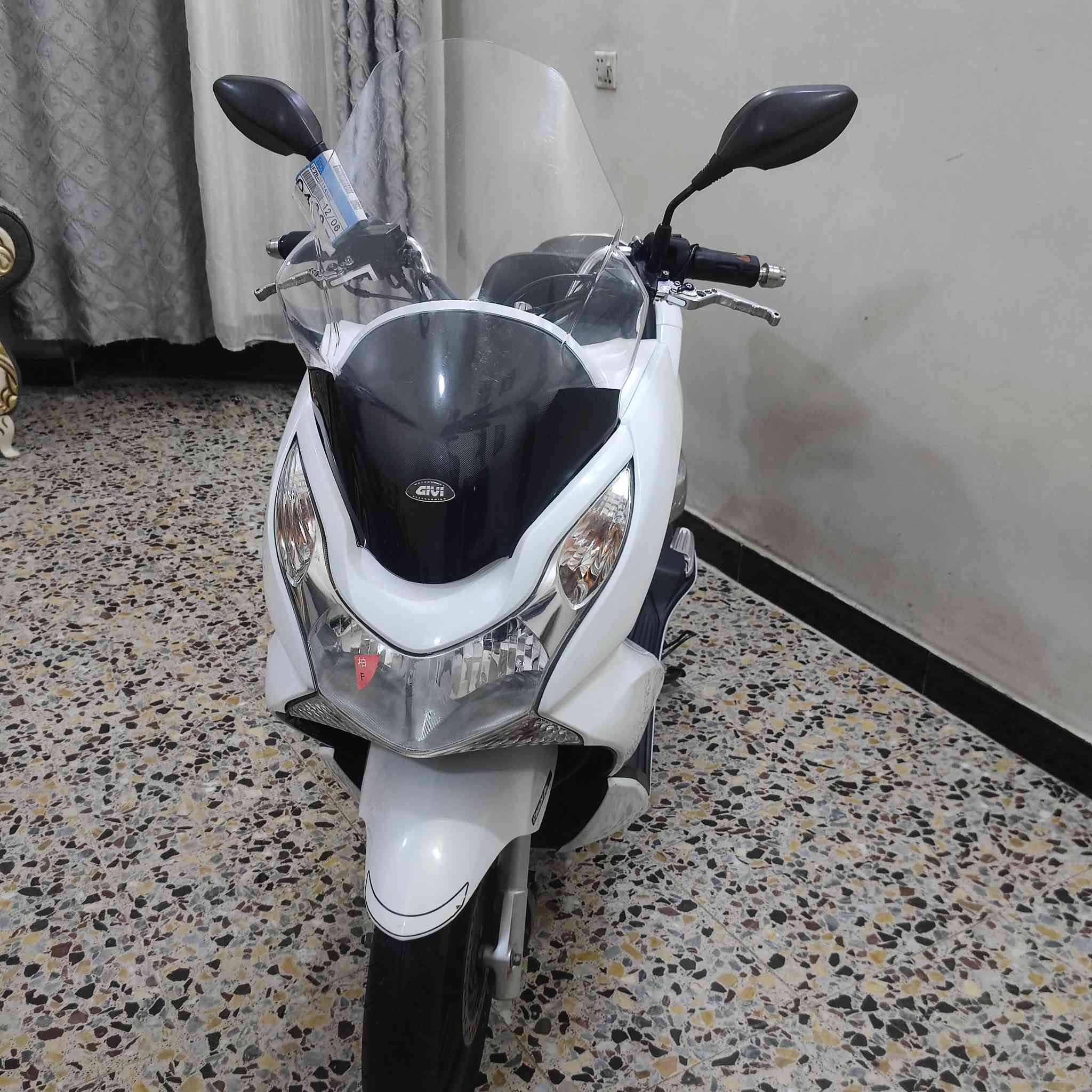 ياا الله السلام عليك اخوتي الطيبين كماا عود ناكم عله كل ما هوة جديد وحصري PCX/ جيل اول مكينه 125 ياباني اصل 🥇
الاون ابيض صدفي حساس ازدحام جامه ماركه جيفي مضلع 
دبلات نيكل اصلي قبق شوته نيكل بلادي اصلي اخوتي دراجه 
بحاله الوكاله شرط الفحص مكاني بغداد الاستفسار عله الرقم 
***********
