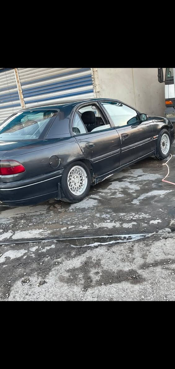 اوبل اوميكا بزون موديل 1995
مكينة 2000 قبق اسود بلادية لا صرف ولا تبخير باتري جديد كير وكسن نظافة 100% 
رقم انبار انكليزي سنوية لغاية 2030 
السعر 32 
مكان السيارة بغداد/ ابو دشير/ علوة الرشيد 
رقم صاحب السيارة ***********
