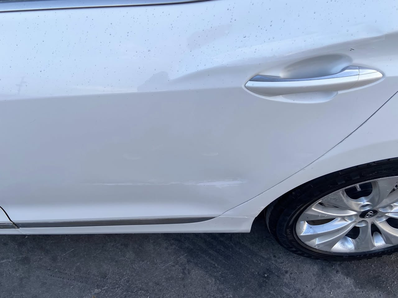 السلام عليكم للبيع ازيرا 2012 فول مواصفات vip داخل اسود بانورما 
معروفة مواصفاتها 
السياره بيه قطّعه ونص صبغ  بنيد ونص الجاملغ الخلفي والباقي كفاله عامه  كير كفاله تبريد ثلج محرك بي لاستيك ولف بخار كلش قليل ممبين اثر حماوه 
يعني محركها لا كايم ولا شي ولا رواجز.  
بغداد دولي سنويه وهزه جديد 
باسمي مداور ثاني يوم 
عنوان نجف 
السعر 112 قفل من الأخير 
***********
