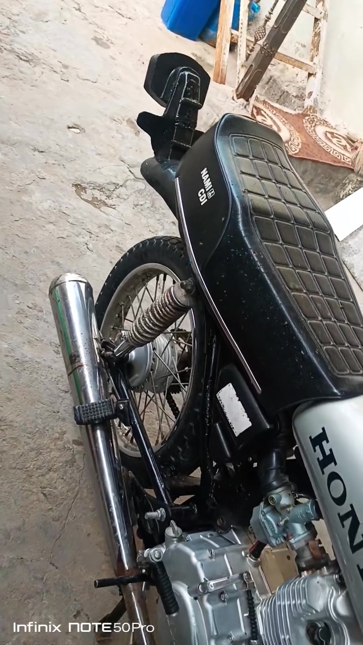 السلام عليكم دراجه نضيفه مكينه ما مفتوحه بس تبخر مرات يعني مو كايمه ربل ولف لسعر 350 مكاني لقبله  ***********
