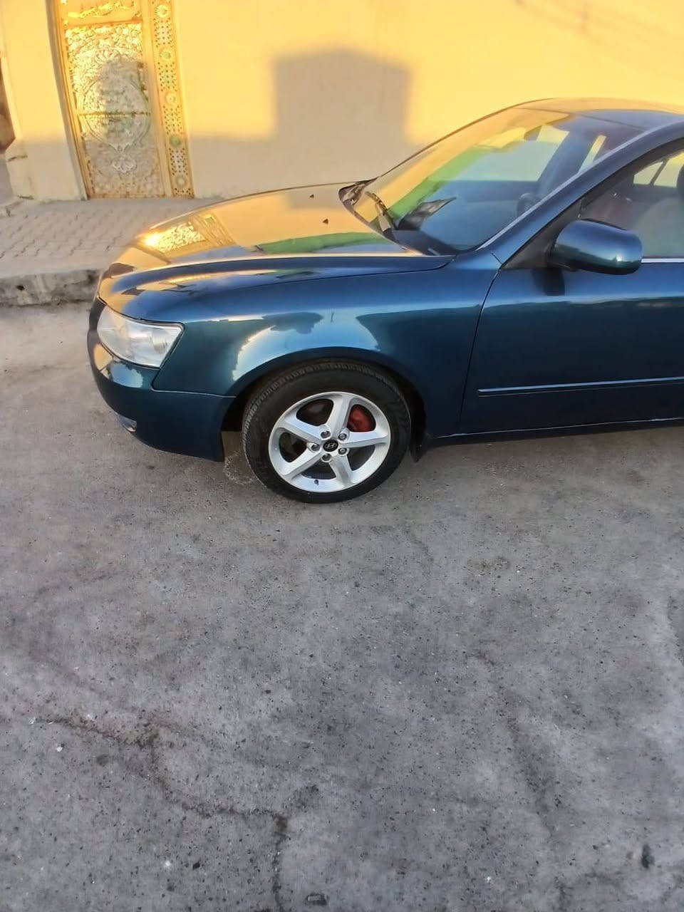 سوناتا موديل 2006
محرك 3300 كامله مواصفات تخم تاير صدر امامي وخلفي جديد فتحه سلايت 
رقم بغداد بااسمي سنوية وهزه جديده السياره ناعمه وخير من الله السياره مال جني بيهه صبغ حزام 
ب83وبيهه مجال 
*********** بي واتساب
