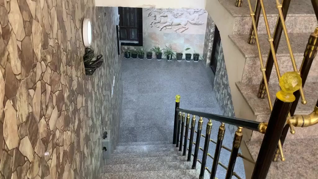 مرحبا يوجد شقه للايجار طابق اول موقع حي الجامعه مقابل مخازن الادويه الاستفسار مكتب ابو احمد للعقار سعر ٦٥٠ الف *********** سيف
