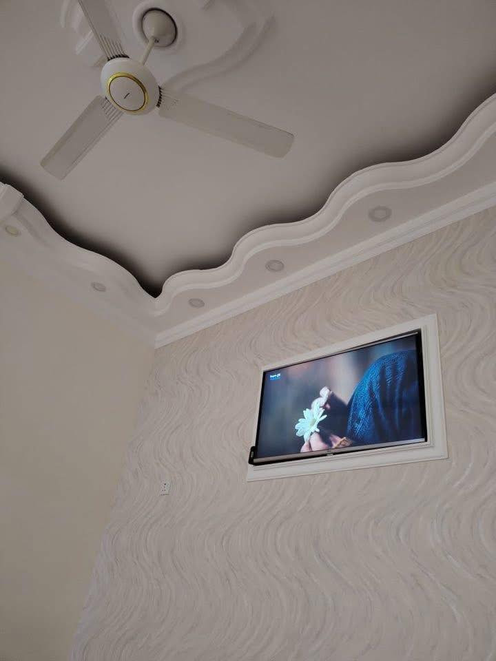 #دار للبيع 220 م في المنصور حي الزهور واجهة 10 م نزال 22 م الدار مسلح كلاسك مجدد طابق اول كراج سيارتين حديقة مطبخ استقبال  غرفه طعام هول داخلي مناور خدمات غربي شرقي غرفه نوم مخزن 
طابق ثاني 3 غرفه نوم ماستر هول داخلي الدار مجدد بالكامل جبسن بورد نظيف جداً شارع الدار 7 م بدون رصيف لاي استفسار عن السعر اكتب تم انطي السعر خاص. او الاتصال بالحاج ابو محمد 
***********
الدار كلش نظيف وجاهز للسكن مثل ما موضح بالصوره والسعر مناسب
