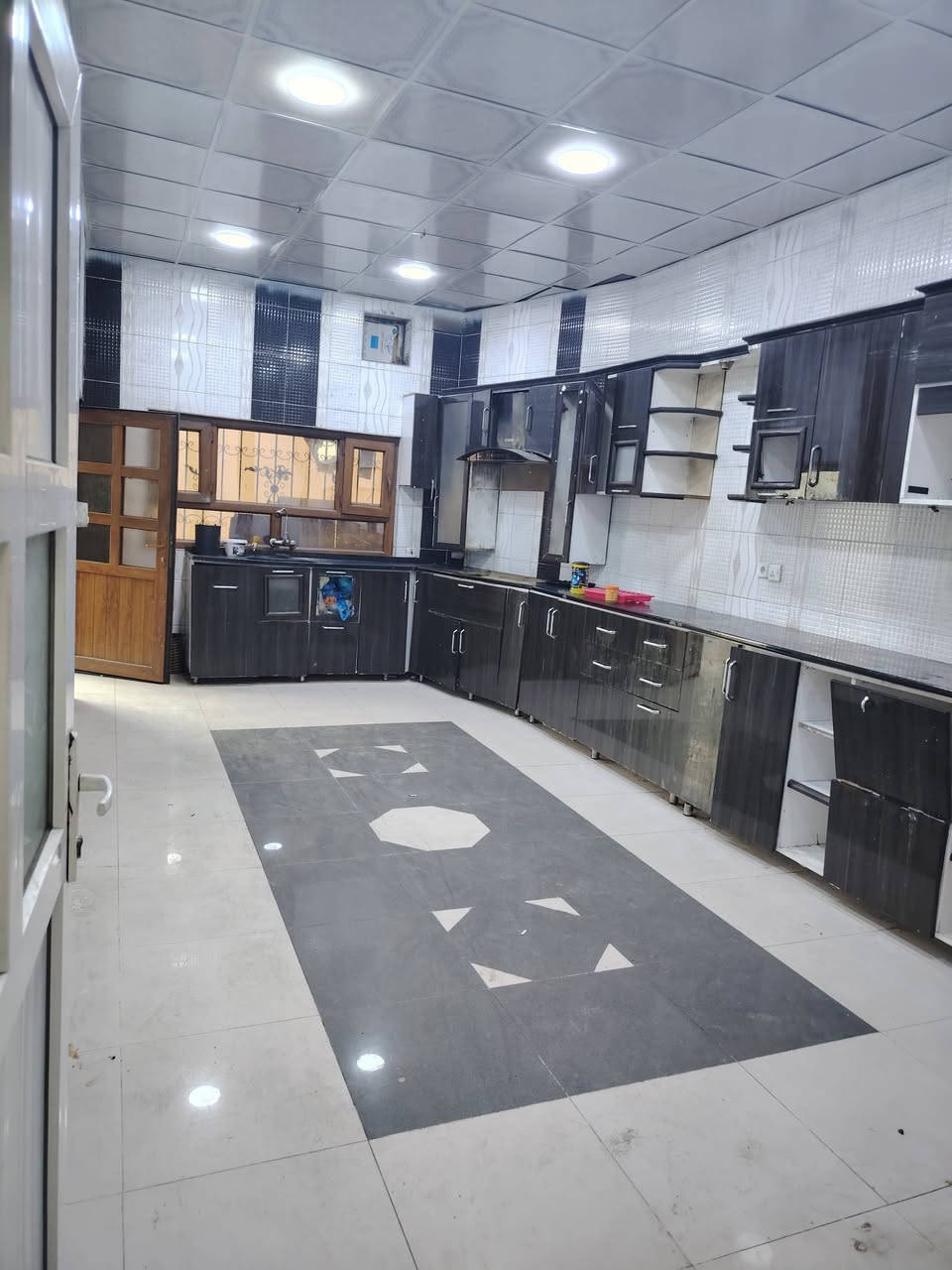 دار للايجار. طابق أرضى كركوك  منطقه الحسابات.   مساحه 200 متر 
         شارع سايدين قرب التموينيه
       يتكون من
    ٢ نوم
   استقبال
     مطبخ
        هول
   كراج
      سعر الايجار   350 الف مع مجال
      للاستفسار
     *********** واتس
