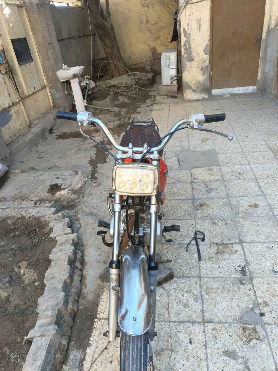 سلام عليكم . دراجه ايراني ادوات ضايعه اوراقهه مكفوله من السرقه . دراجه مكينتهه خرسه دبلات شغاله شلعه ومعدل مكفوله من التبخير والنضوح  بكلايت الوره موجود اشاير موجودات كهربائيات شغاله بس انه ما رابطهن . سعرهه 325 وبيهه مجال للشراي مكاني  بصره خمسه ميل  ***********
