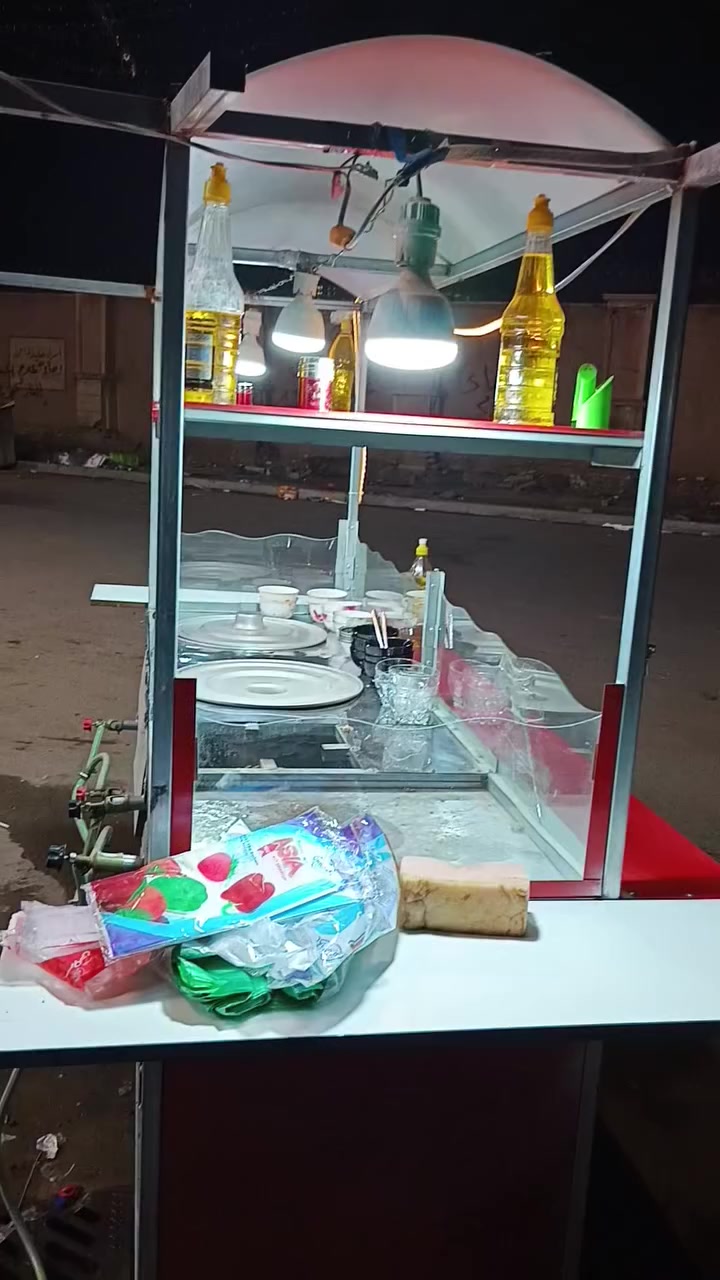 عربانة ترهم كل شيء اخت الجديدة 4 عيون بشرط الشغل  انارة وبوب 3 عيون للطبخ مع جدرين وعين يرهم تسوي بيها شاي ع فحم او الغاز بكيفك يعني شيء مرتب الطول مترين العرض 90سنتم
السعر 400 الف مجالها بسيط للشراي 
العنوان بغداد حي الجهاد 
***********
