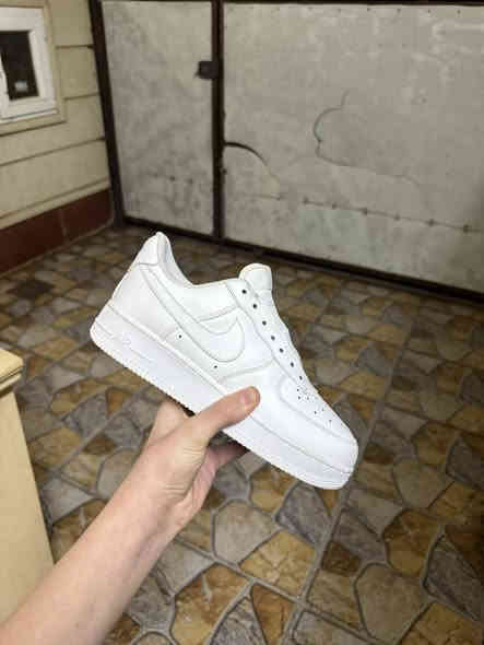 حذاء نايك اير فورس قياس 40 25 سانتيم  الحذاء ملبوس مره وحده فقط باله أوربي اصلي تصفيات السعر مناسب للاستفسار ***********
