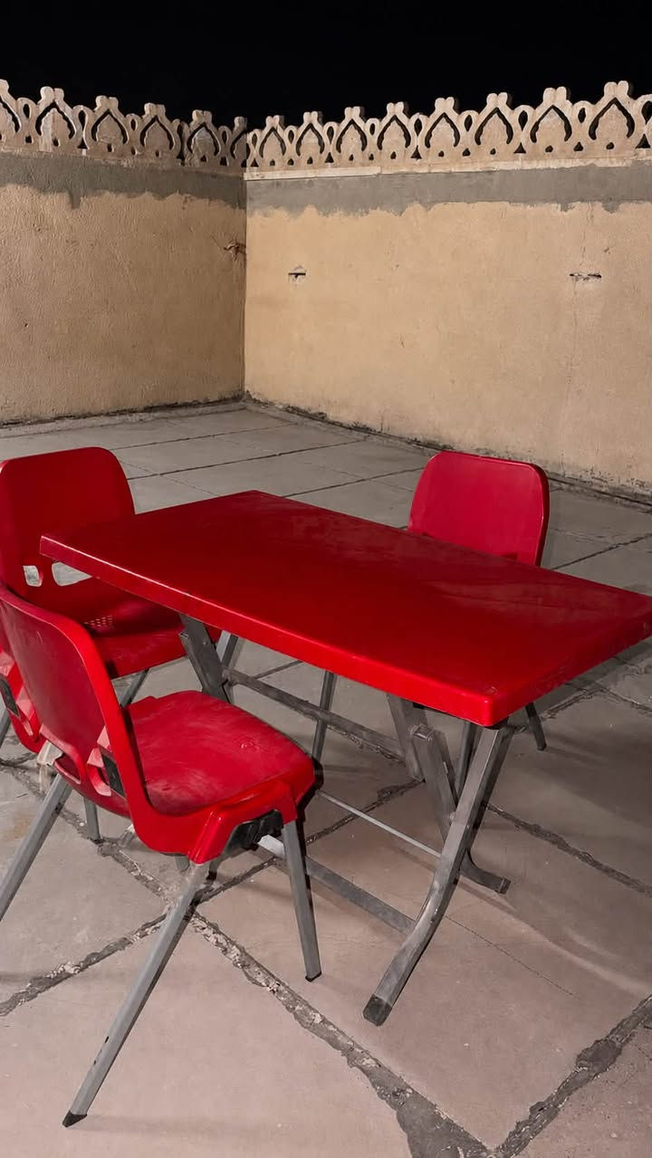 كراسي عدد سته مع ميز طعام عدد3 لاصحاب المشاريع الصغيره لتواصل ***********
