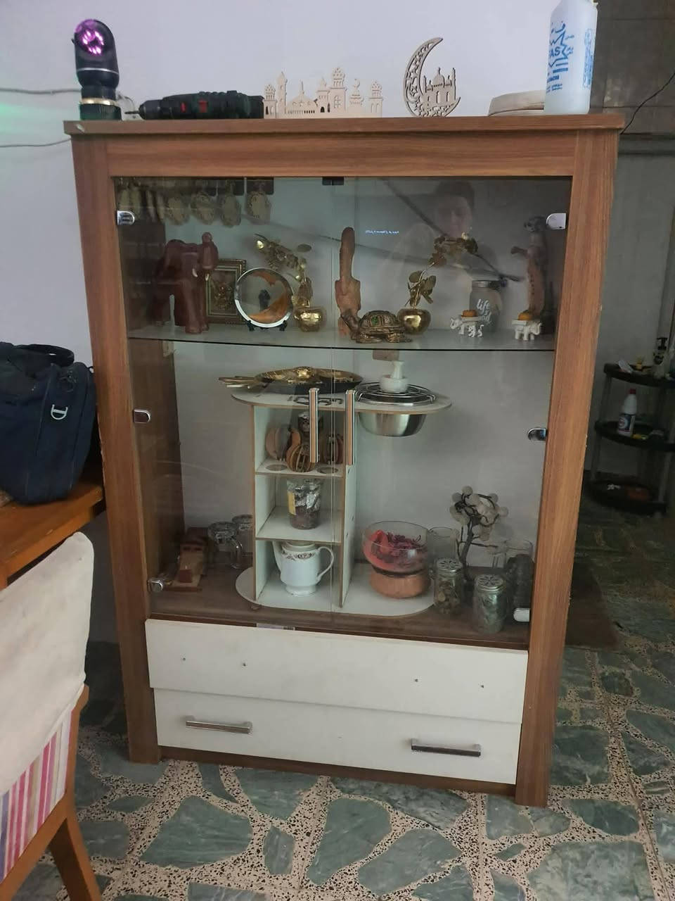 غراض للبيع غرفه نوم وتخمين قنفات  ومرجوحه  وكعدات خارجبه وغرفه طعام


**إذا كنت صاحب هذا الإعلان وتريد حذفه لأي سبب، رجاءا أرسل رسالة إلى الدعم الفني**
