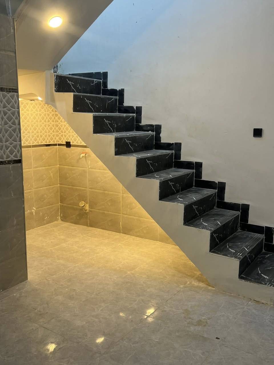 السلام عليكم بيت 50متر مربع بغداد الشعله الدوانم شارع بيت عنيد بناء حديث فول كامل مناقصه ايشي ستفسار ***********
