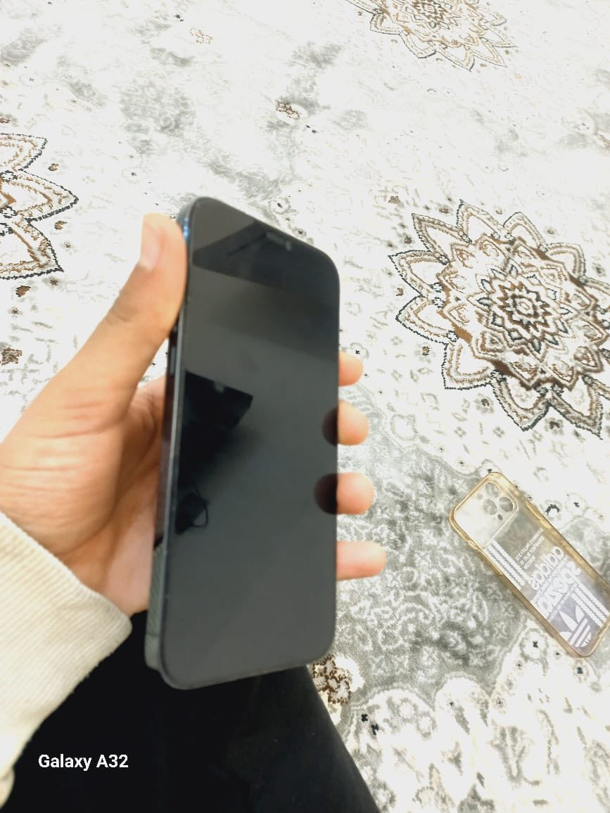 السلام عليكم. آيفون 12 برو ماكس.  ذاكره  256. بطاريه 75. من وره هاي الوكعه الي بضهر وكف الفيس إيدي. جهاز نضيف. السعر 370 وبي مجال.  الرقم ***********.   المكان حويجه.
