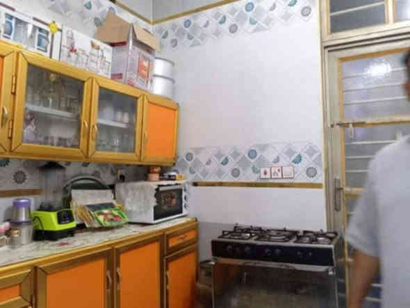 يا الله بيت للبيع المبادره يرهم100 متر بحي الفداء نهايه شارع ولبنان البيت يتكون غرفه صاله مطبخ استقبال صحيات داخلي وخارجي طابق الثاني صاله مع بيتونه ودرج فقط*********** تواصل على الواتساب موجود
