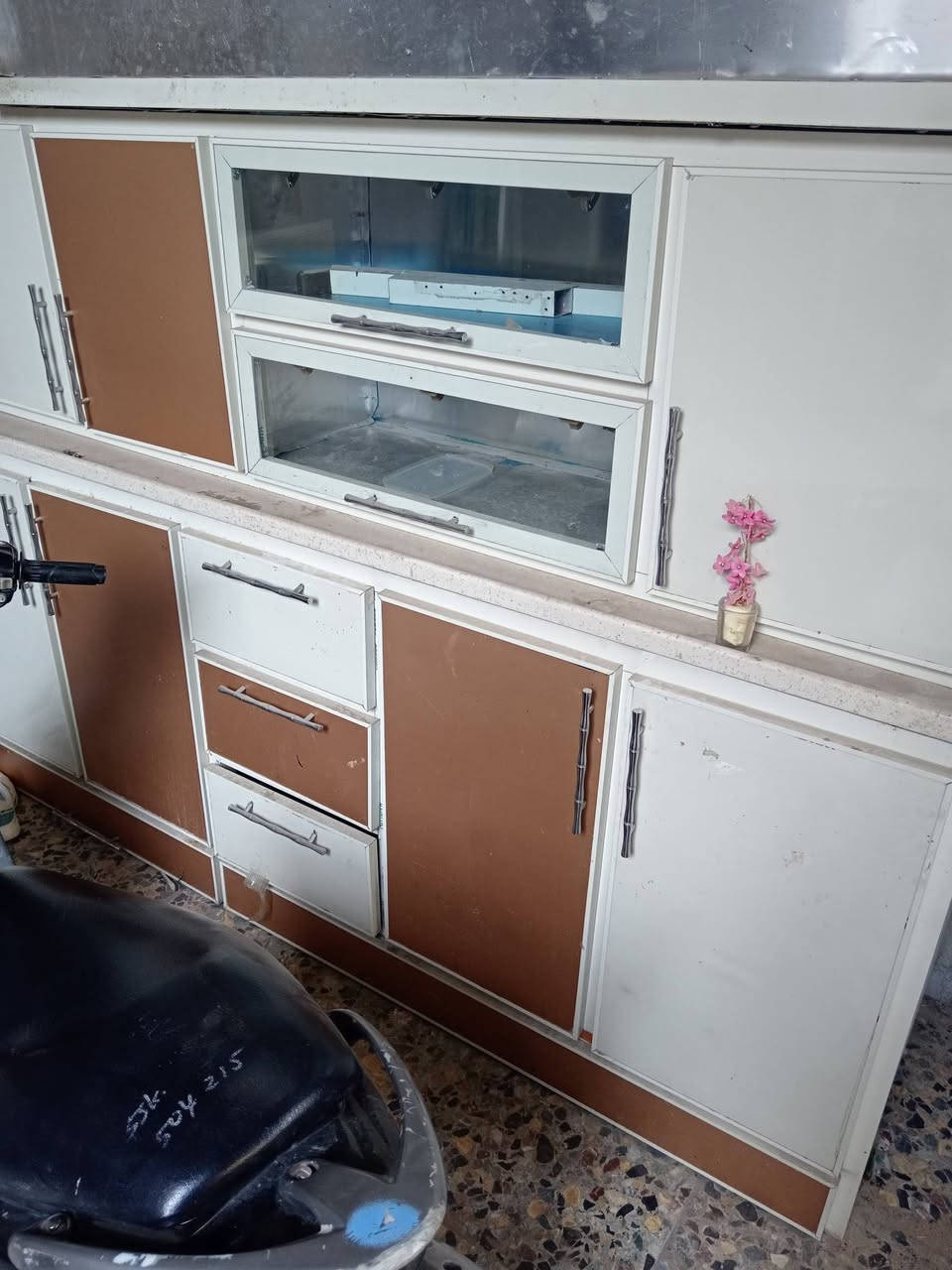 السلام عليكم
كاونتر  المنيوم مستخدم للبيع 

نظيف 3 متر وسنكي عرض2متر ارضي ومعلق
***********
