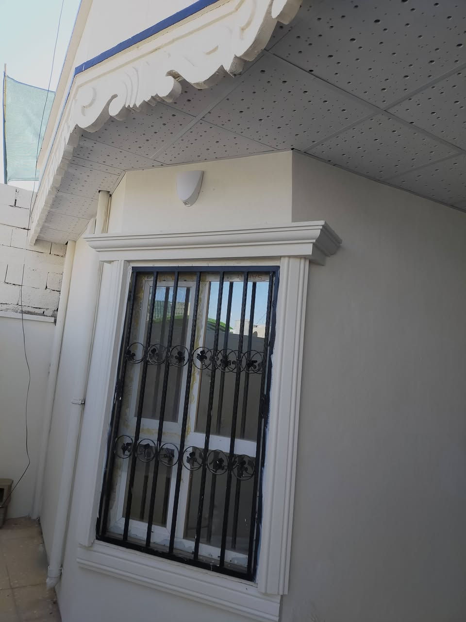 بيت طابقين للبيع مساحة 130متر فول كاشي سقف ثانوي يحتوي البيت على كراج واستقبال ومطبخ و 4غرف وحمام وصحيات عدد2 وبلكونة وبيتونة العنوان الفيلق قرب مدرسة شن وي متوفر كافة الخدمات تبليط مجاري اسواق مدرسه بلدية والانترنت السعر  للاستفسار الاتصال ب ***********
