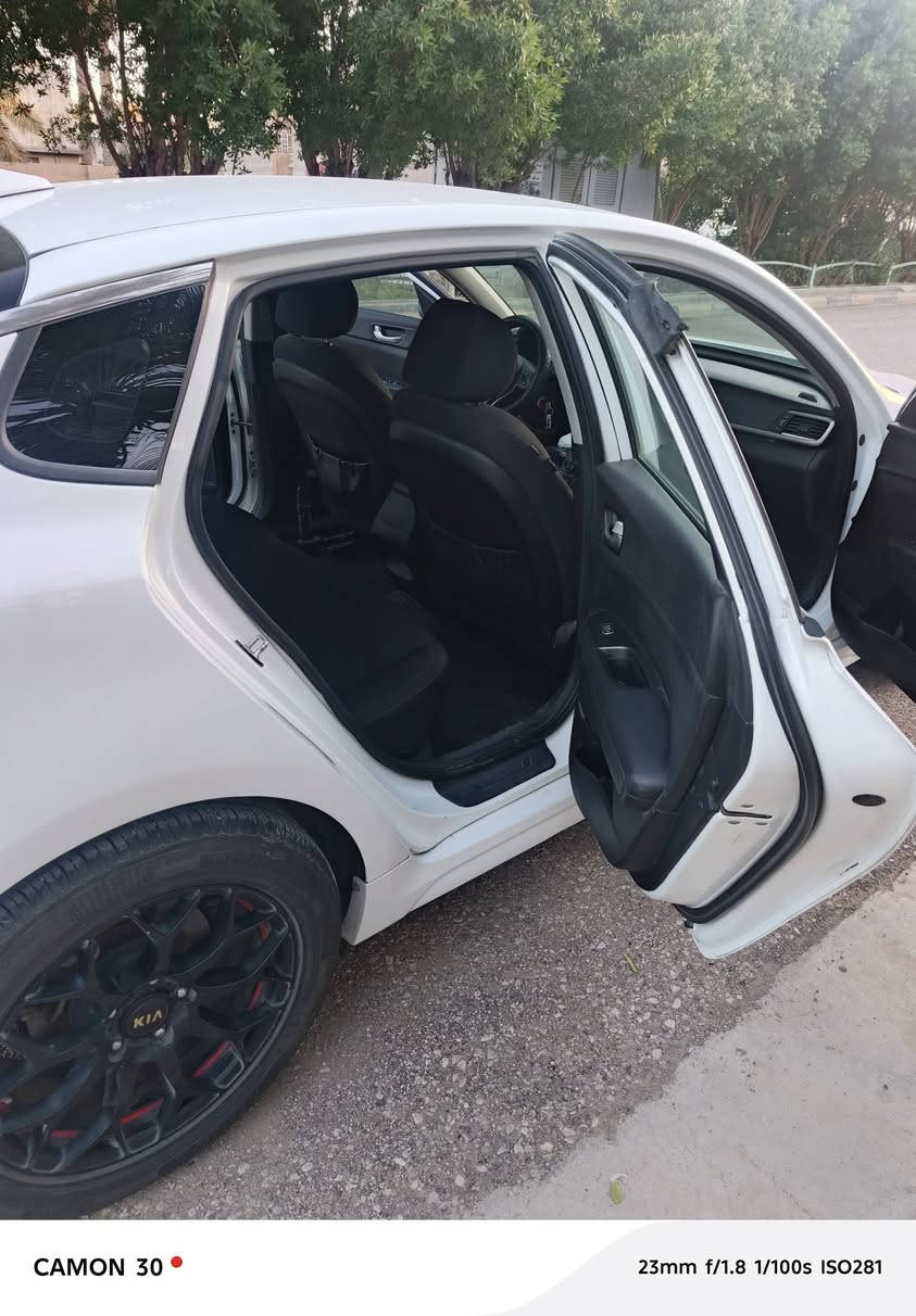 كيا اوبتيما للبيع فقط 

موديل 2018 

لون أبيض 

وارد أمريكي حادث جاملغ وطرف البنيد

بدون ايرباك

مواصفات كشن كهرباء مخمل 

حساس كامرة

دبل ايرباك

تحكم مقود 

بيه مواصفات لكن مو فول 

مكينة جي دي أي GDI

بيه 4 قطع مصبوغة جماليه غير مكان الحادث اثر شخوط

تخم تاير جديد 

جديدة السيارة ماشية 100 ميل 

رقم واسط ألماني سنوية نافذه قبل شهرين 

السعر 132 وبيه مجال 

مكان السيارة مركز الكوت 

للاتصال على الرقم ***********
