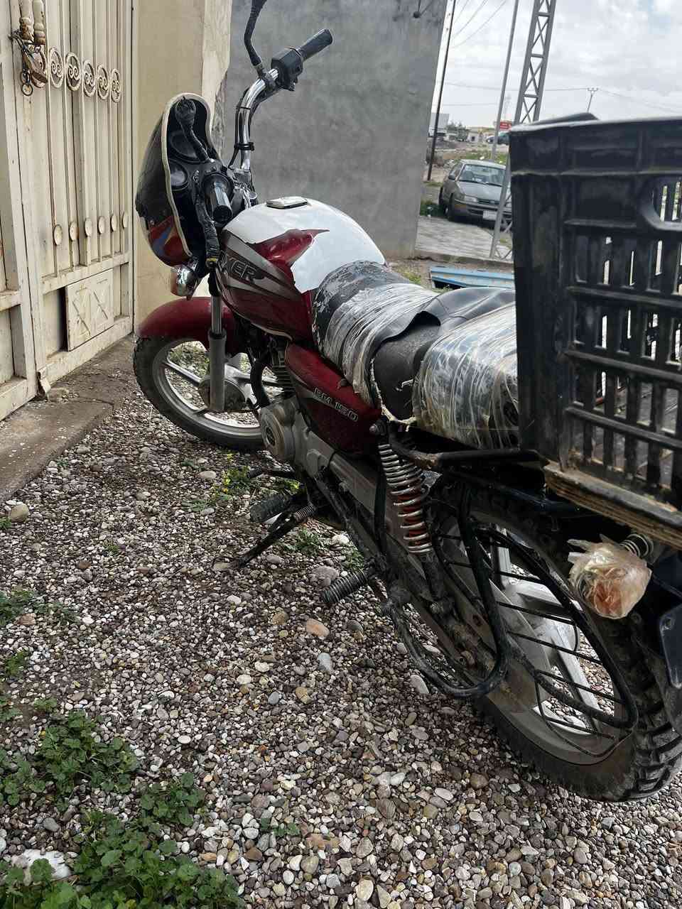 سلام عليكم دراجه بوكسر البيع دراجه حلوه و نضيفه موديل 17 مكينه خير من الله نقصه باتري سلف لايتات اشاير كله شغال السعر انتصل ودلل ***********مكان ديالى حمرين
