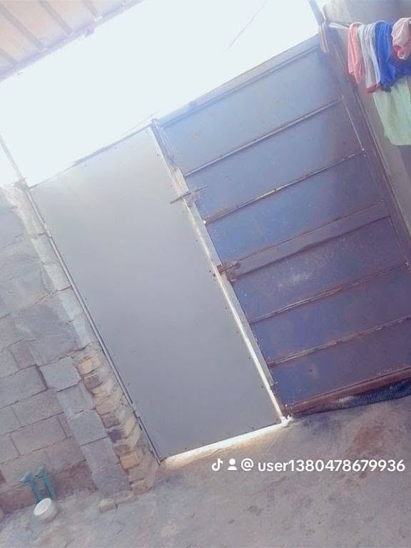 بيت للبيع زراعي عالشارع العام وراء العمارات السكنيه الجديده على طريق سيد هاشم بالحمد مساحه البيت 100 متر غرفه نوم وصاله ومطبخ استقبال صحيات بس استقبال بعد ما كامله الاتصال على الرقم سعره مناسب ***********
