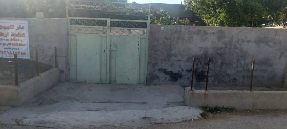 دار للبيع مع قطعة أرض بجانبه في قرية أحمد طاهر
 مساحة الدار أكثر من ٤٠٠ متر ومساحة قطعة الأرض أكثر من ٦٠٠ متر ... وبسعر مناسب جدا ...
للإستفسار الإتصال/***********
