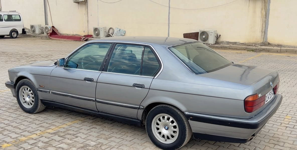 الحجم بي ام 735 موديل ٩٣ أصل بسعر ٤٨ جوه السوك 
الوحش الالماني رقم بغداد الدولي بشرط التحويل  
غرامات مدفوعه. ما عليه ربع. 
بيها تخم تاير جديد و ويله الأصلي 
صدره امامي خلفي جديد 
السياره بلاديه ومكفوله من الظربه. نهائيا بس صبغ جماليه 
جام 4 اوتو 
ما ملعوب بكهربائياتها  عالبلاد.   واصل بجم عريض.
وسياره جاهزه وصرفها بس الجنايه يعرفوا
مكان السياره بغداد العامريه 
***********
