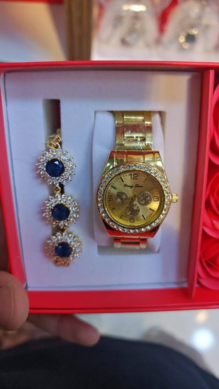 يتوفر كافه نواع الهدايا لعيد المعلم 
يتوفر تغليف و توصيل ***********/***********
مكتبة احمد جورج
