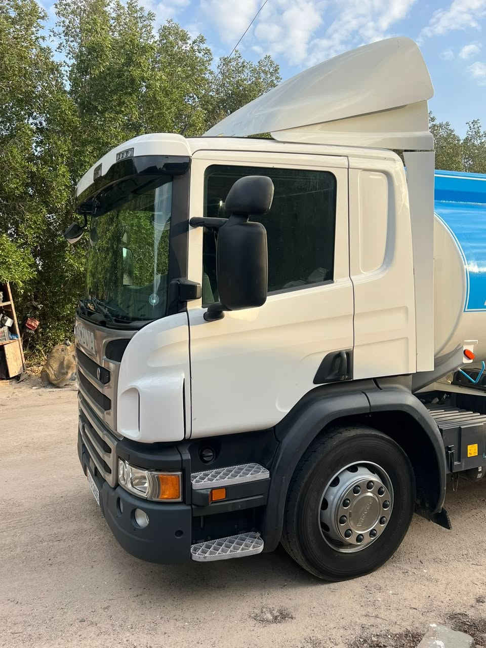 السلام عليكم سكانيه للبيع موديل 2017 محرك 5بستم كير اوتماتيك عرجه فول مواصفات تسجيل جديد بسمي جوبلس امامي ماشيه326 عنوان بصره سفوان تواصل/***********
