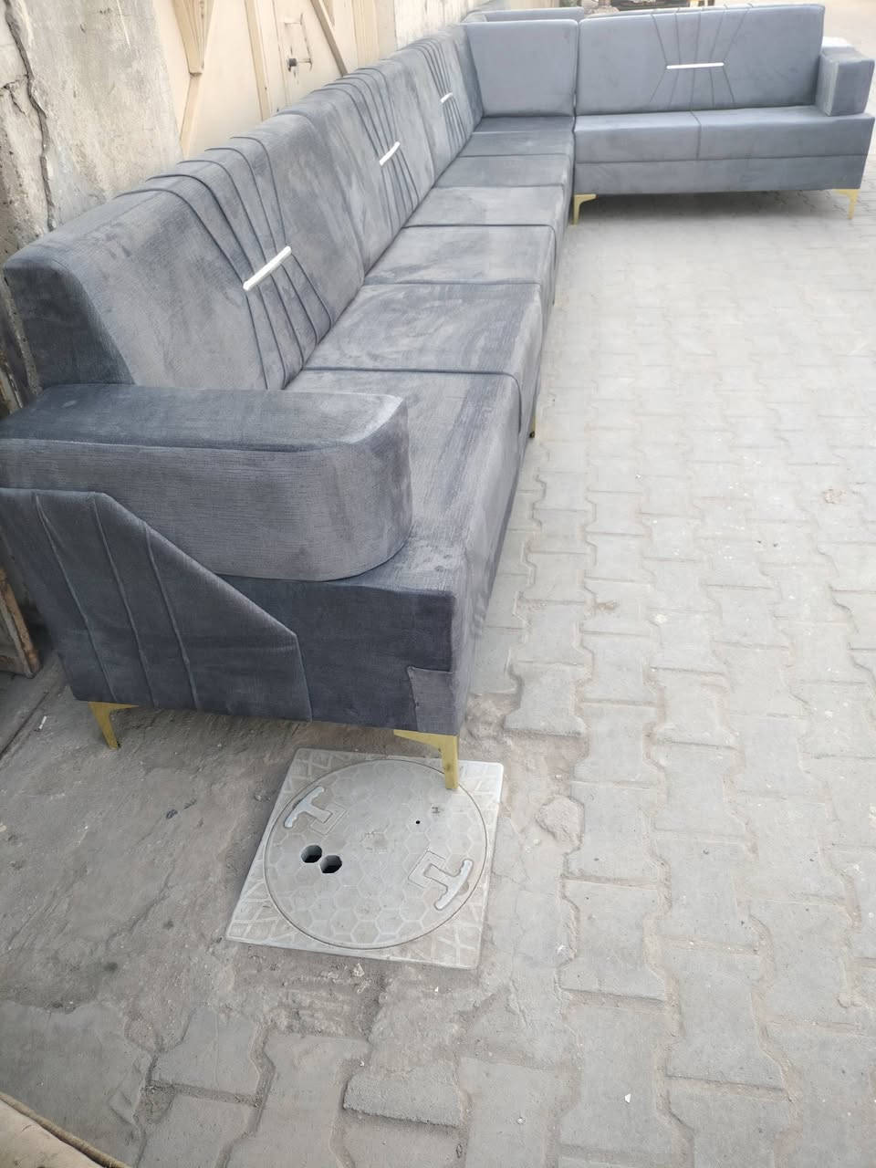 ديوان تزكام بلوك اسود شغل درجه اولى ٢٠ نفر ١٣ مترالون رصاصي فيلي   .ديوانيه .الاسكان .مقابل المعهد التقني ***********
