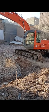 لبيع حفار 2004  كفاله 07723824887