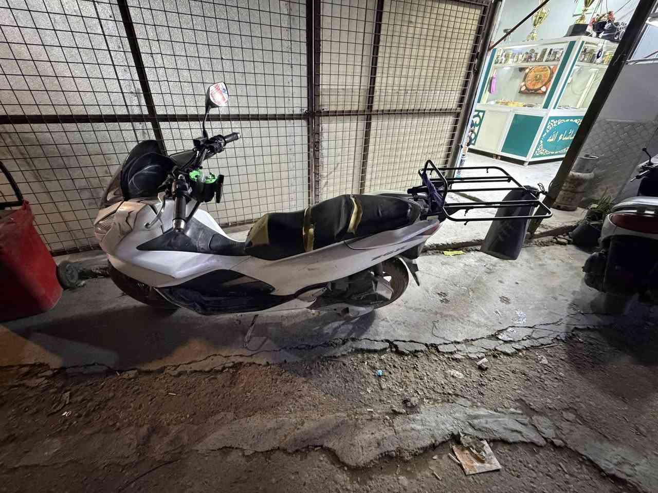 دراجه pcx جيل ثالث ياباني الاصل JF
بصمه وحده  ممشى الدراجه 40 ألف حقيقي 
سعر الدارجه 800'1
مليون و اثمنميه ألف وبيه مجال للطيبين
حك الجيه  
مكاني بغداد سبع بكار 
رقمي *********** 
متواجد واتساب اغلب الاوقات
