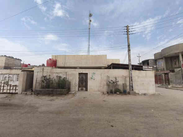 بيت طابق واحد ملك ركن 250 مساحتة سعره 100 مليون للبيع او المراوس بقطعة او بيت ماعدنه فرق 4 غرف وحده فوك 3 جوه بناء وسط ومرتب كلشي بي الحوش كاشي عله اطلاقة الصطح ايسزگام وارش فرمستون البيت كله سيراميك جداري نص ارضي الاضويه توب صحيات بره داخل صاله كيليدور ديوانيه ترك مكاني البصرة خور الزبير شارع علي مفتاح داخل
المنطقه ماي كهرباء فول ولا رمشه وناسها فل الفل
 واتساب اتصال
*********** 
كافة الصور موجودة خاص
