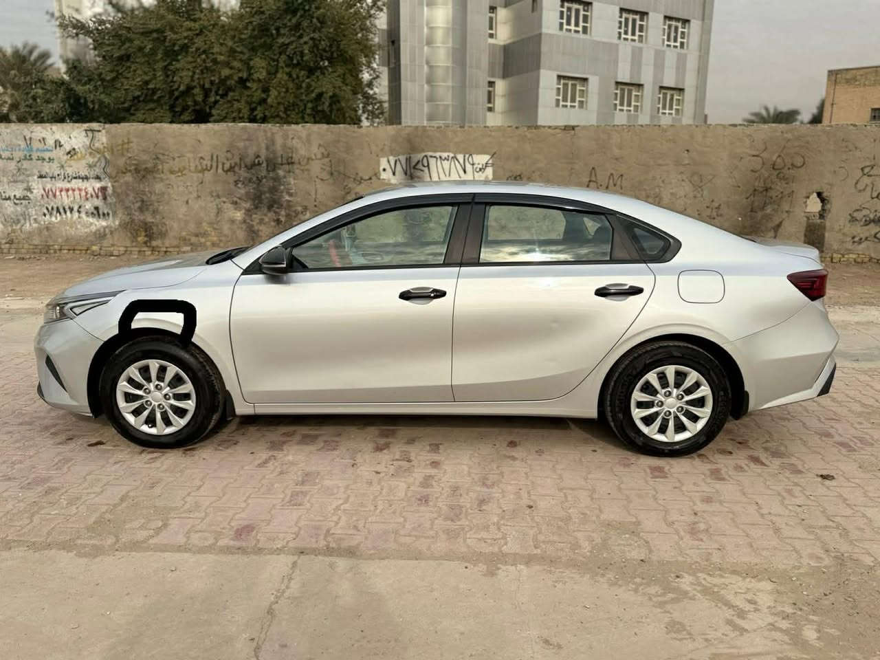 السلام عليكم سيراتو للبيع 23خليجي كفالة عدا بارد كد شبر مشأر بالصور وكارت عدها كفالة السعر 165وبيها مجال الاتصال ***********
