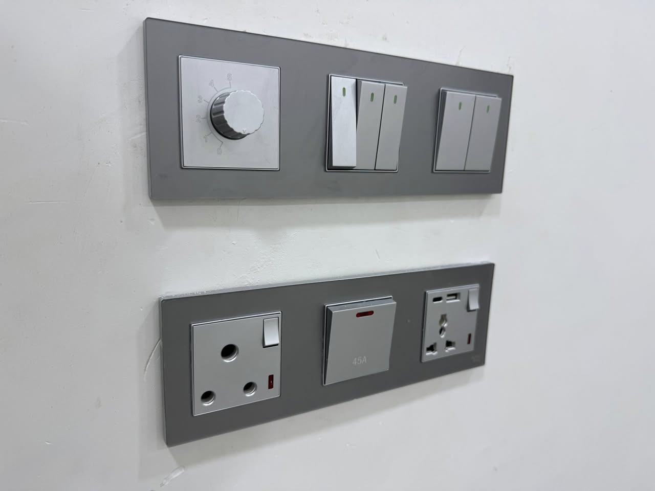 🥀 اللهم صل على محمد وآل محمد 🥀

احبابنا ومتابعينا الطيبين دائما مجموعة سمارت برو SmartPro تحب تشارك شغلها وياكم ، لان ثقتنة بدعمكم النة جدا عالية …. مانوصيكم بعد بمشاركة المنشور ورزقنا ورزقكم على رب العباد 🤲🏻🤲🏻❤️… 

💥 تم ببركة الله وبحمده اكمال تشطيب منزل بمساحة (175 متر) .

 ✅ حيث تم استخدام :

 ⚡️سويجات نوع المتصل ماركة (الماس العراق ).
⚡️ قواطع ماركة (شنايدر & الماس العراق) .
⚡️ انارة ماركة AZEL. 
⚡️ قواطع ايرثلكج نوعية جينرال اليكترك .

بأدارة : المهندس علي الياسري .
*********** :📞
