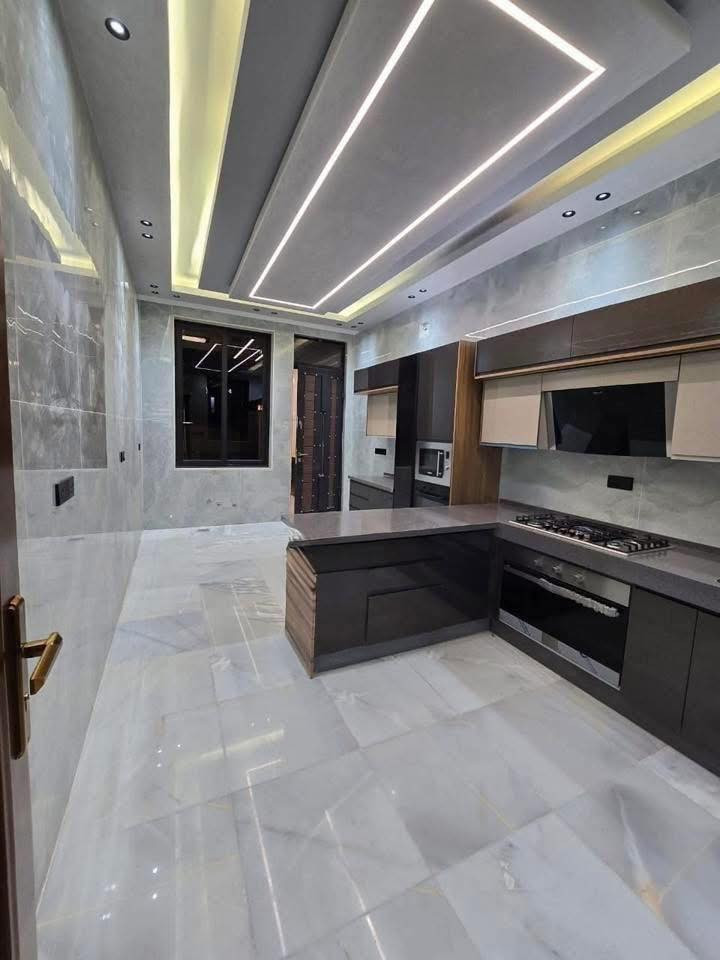 🏡✨ للبيع دار سكن فاخر – بتصميم هندسي مميز وإشراف هندسي متكامل

📏 المساحة: 230 متر – جاهز للسكن الفوري
📐 الواجهة: 7.66 م 🔹 النزال: 30 م

المواصفات الخارجية:
🔹 واجهة مرمر + أرضيات مرمر
🔹 بوابة خارجية كهربائية
🔹 الأبواب من الصاج الفاخر
🔹 الشبابيك ألمنيوم تركي
🔹 المحجر ألمنيوم + زجاج تركي

🏠 الطابق الأول:
🔸 مدخلين رئيسيين
🔸 استقبال أنيق
🔸 صالة واسعة
🔸 مطبخ مستقل
🔸 خدمات صحية
🔸 غرفتين نوم ماستر كبيرة

🏡 الطابق الثاني:
🔸 أربع غرف نوم ماستر
🔸 خدمات صحية

📍 الموقع: حي البنوك – شارع باريس
✔️ موقع مميز جداً – شارع 15 متر + رصيف 4 متر

📞 للاستفسار: ***********
📍 مكتب عباس للتطوير العقاري
حي البنوك – شارع الكنيسة – مجاور حلويات تمتوعه 🍰
