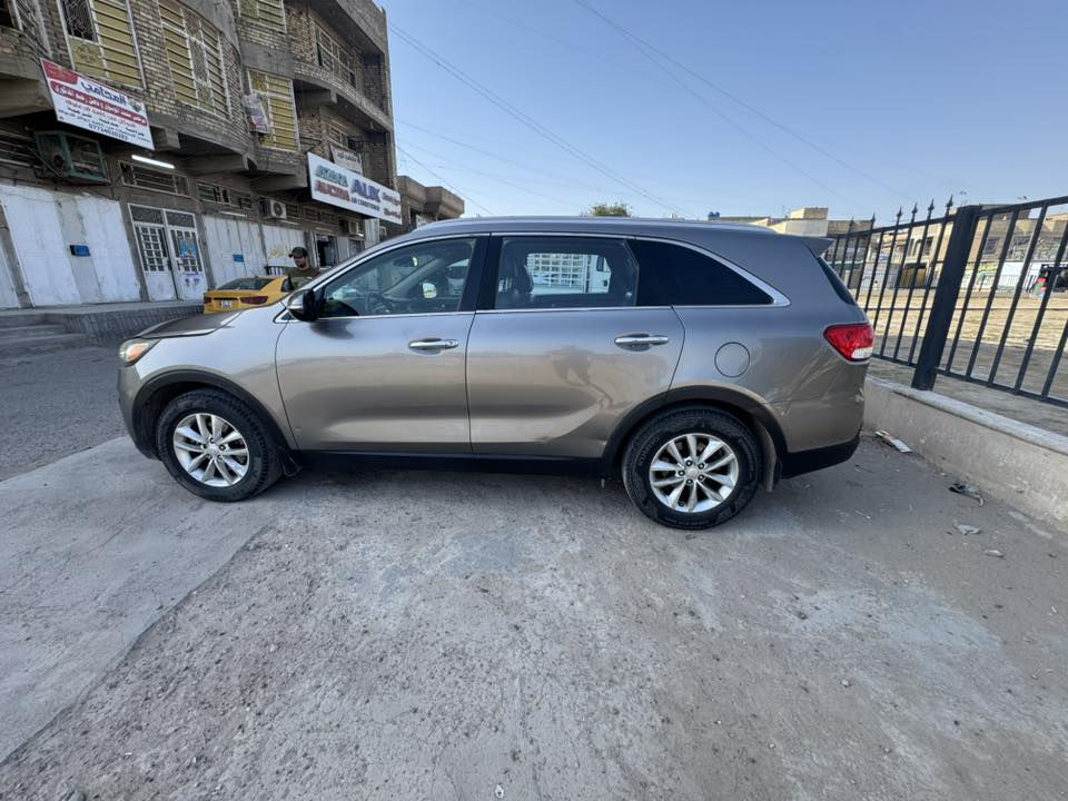 السلام عليكم
كيا سورينتو ٢٠١٦ محرك V6 سبعه راكب
سياره حلوه ماشيه تقريباً ١٠٠ الف 
سياره حادثها من امريكا بنيد فقط وبلعراق صار بيها بارد جزء من الباب وجزء من الجاملغ
كير محرك خير من الله 
مكاني بغداد حي اور 
سعرها ١٧٥$ وبيها مجال شي بسيط
‎للأستفسار والتواصل ***********
