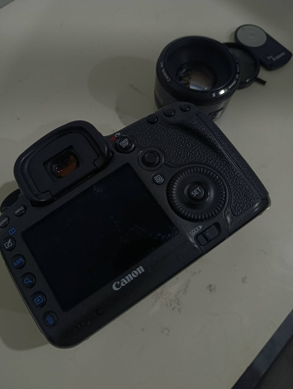 كانون 5ds كاميرا 50 ميكابكسل وياها عدستين
مع كامل ملحقاتها 
2 عدسة 50mm فتحة 1.8 و 35-80
3 بطاريات
2 ميموري 16 + 32
فلتر
حقيبة 
السعر مليون و 100 قفل
مكاني اربيل 
***********
