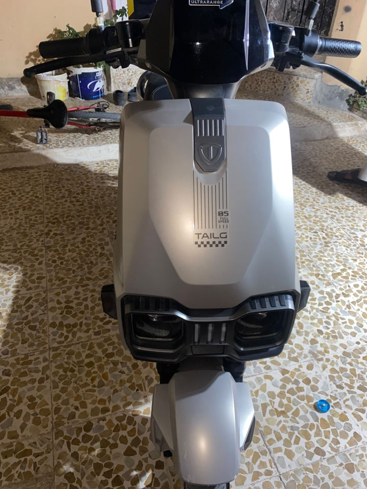 * **الاسم والنوع:** سكوتر كهربائي تايلج (**TAILG Ultimate 85**).
 * **نوع البطارية:** نظام **72 فولت (72V)** (بطاريات جيل جافة قوية، أو ليثيوم حسب الفئة).
 * **المسافة بالشحنة:** يمشيك من **60 إلى 80 كيلومتر** بالشحنة الواحدة.
 * **السرعة:** سرعته الفوق الـ **60 كم/ساعة**.
 * **اللايتات:** منظومة **LED** كاملة، حديثة وقوية (أمامية وخلفية).
 * **البريكات:** ديسكات أمامية وخلفية (زيت) لأمان عالي.
 * **المميزات:** شاشة ديجيتال، تشغيل ريموت وبصمة، واقتصادي جداً بدون بنزين.
اخوان الماطور جديد يعني ولا شخطه ما بي سعرو 900الفً
***********
