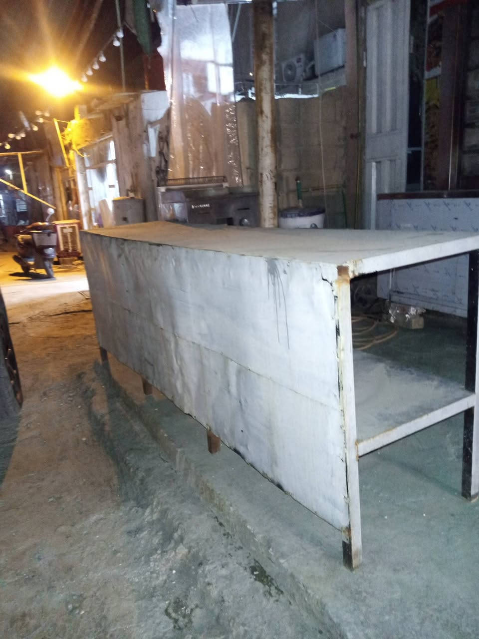 غراض مطعم متكامل للبيع أولاً شواية كص سل ستيل سورية شواية دجاج ستة شيش حجم صغير قلاية كنتاكي براد تركي حجم كبير طباخ أربعة عين  ومثرامة لحم جديدة و مكينة ثومية خمسة كيلو جديد ميز سل ستايل عدد أربعة شواية هبركر هجم كبير وواسط ميز طعام عدد اثنين مع كراسي جهاز كاشير مع ميز متكامل مجمدة وسط دكتات وبوجة الطول أربعة متر العنوان كربلاء للاستفسار الاتصال ***********
