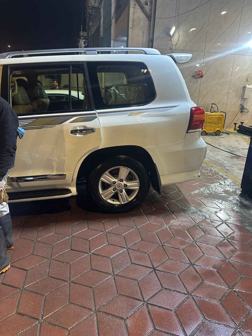 عمي عرض اليوم يخبل تفليش الاسعار 🔥🔥🔥🔥🔥لاندكروز 2014 فول بريم اصل السياره بيها رش مكانات ابيعلك عام وهيه السياره بيها مكانات وماكو عام وبدون كلبه  السياره سعرها 260 ورقه وبيها مجال زورنا وتدللون بيع فقط بدون مراوس ***********
