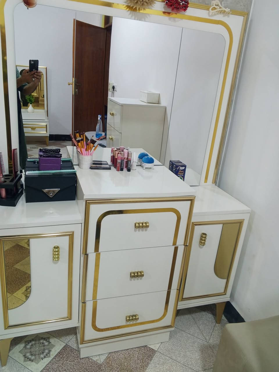 غرفة نوم جديده للبيع /مليون و100 بيهه مجال خمسه كيلو موبايل ***********
