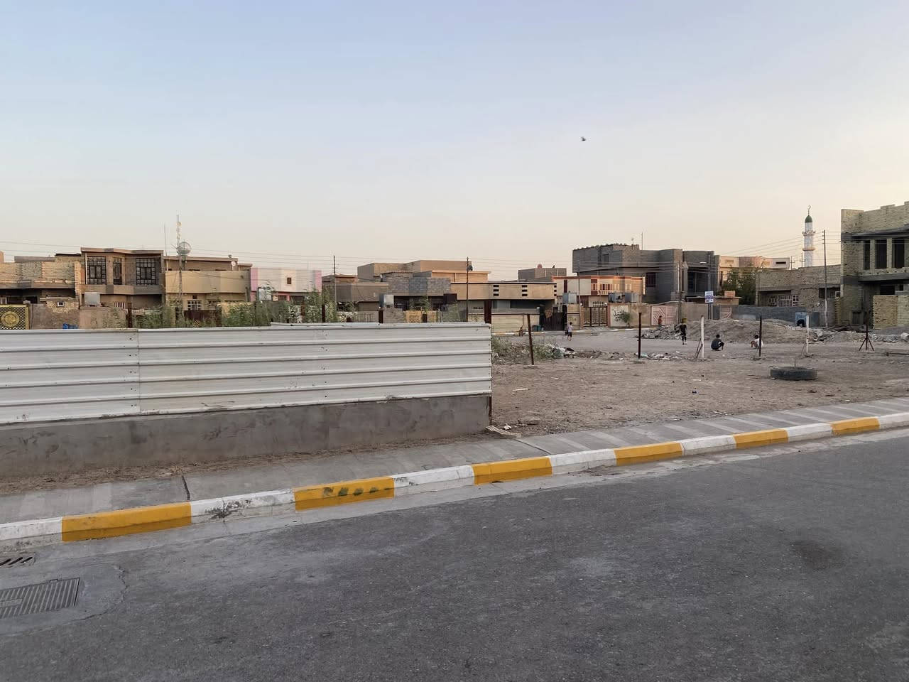 اعلان اعلااان اعلاااان
دار للبيع في الفلوجه حي الشهداء قرب جامع المرسلين في مربع المقابل لجامع المرسلين.
 المساحه 250م الوجه 12ونصف والنزال 20.
 شبكه ماء وكهرباء وتبليط جدد .
وجه الدار ع مشراق الشمس امامه حديقه مسيجه من قبل صاحب الدار  مساحتها 250م .
الدار مقسوم مشتملين .
موضح في الصور والفديو مع ذكر التفاصيل ...
السعر 150 مليون ..
للتواصل الاتصال بالرقم ***********
***********
