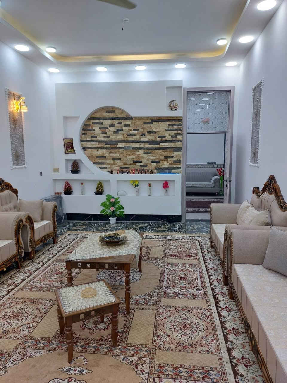 السلام عليكم بيت للبيع مساحه 250م العنوان كربلاء خلف السايلو خلف نهر الهنيديه قرب مجمع جنة السلام قرب الحولي ال100 البيت طابقين يحتوي على  4 غرف واستقبال ومطبخ وصاله وطارمه وحديقه خدمات كامله طابو زراعي سند 25 اقرار محكمة اي استفسار 
***********
***********
