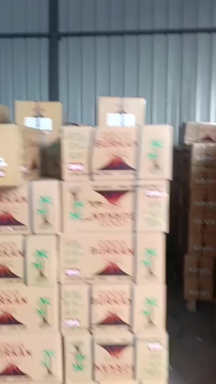 السلام عليكم 
بعون الله تعالى تم وصول فحم البركان 
فحم اندنوسي لا ريحة لا غاز لا صداع 
ولا يغير طعم مدة اشتعال طويلة 
وهاي الاشكال المتوفرة 
للاستفسار التواصل عله الخاص 
***********
