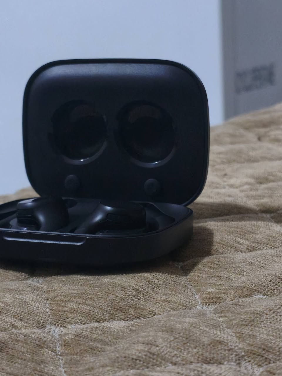 السلام عليكم 
سماعة هونر اصليه 
اسم السماعة HONOR EAR BUDS OPEN 
مميزاتها موجودة بالفيديو 
السعر 85 ألف و بيها مجال علما سعر الجديدة 170 ألف لو مراوس بسماعه هيد سيت هايبر اكس كلاود 
الموقع بعقوبة المفرك 
***********
