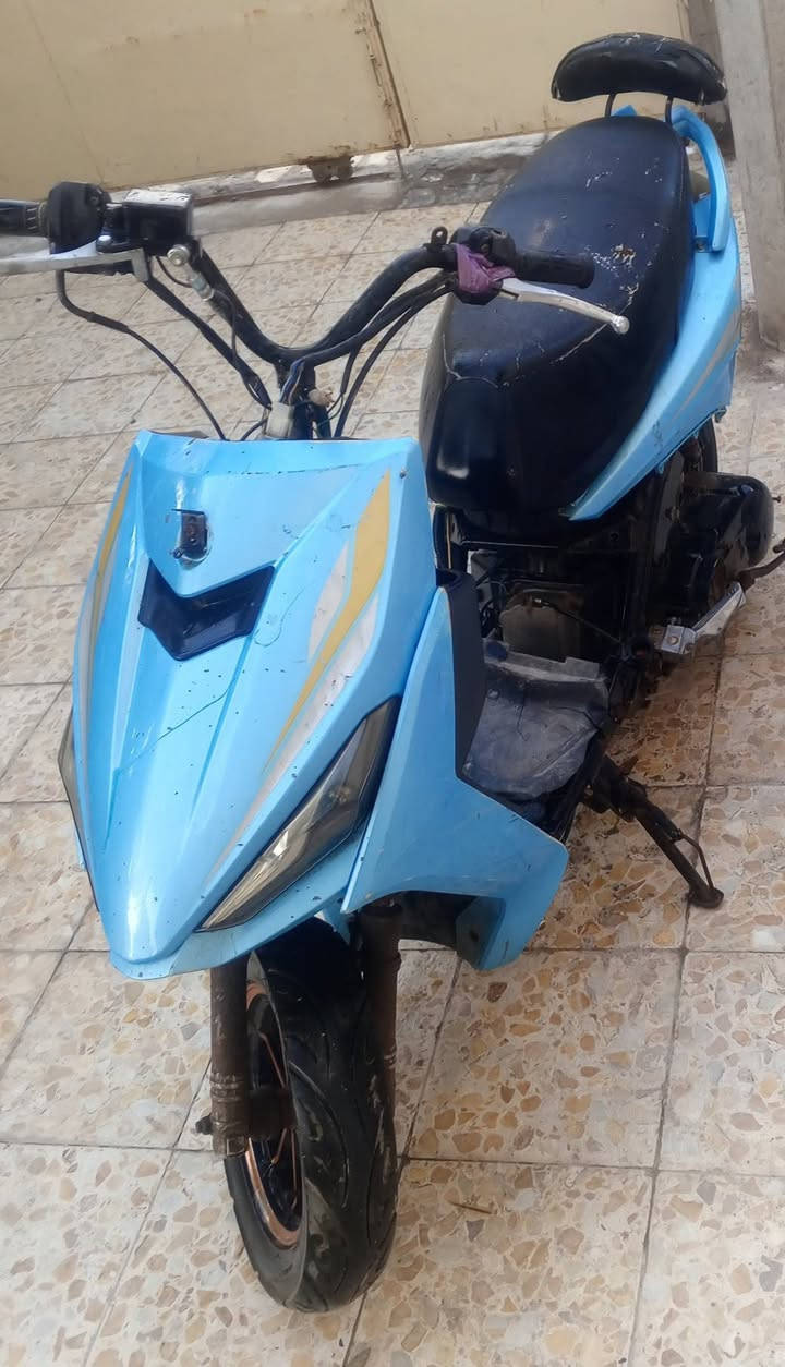 السلام عليكم دراجة FSاف اس دراجة مكينة ما مفتوحة بلادية بس طك الهندر وتشغل سلف كاعد باترية وتركتة صالنصة جديدة حاليا ابيع كوم حديد الشراي يتصل أو يراسلني 
***********
