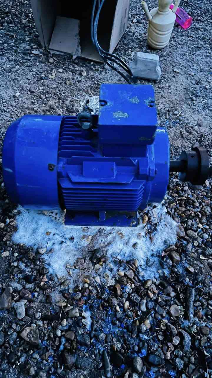 السلام عليكم
ماطور ألماني الصنع،، شركة سيمنز. 

20 حصان

 3 فيز 

3000 دورة الدقيقه. 

مع خزيرة 3 انج

50 متر مكعب بالساعه

الهيد 60 م

ضغط عالي.

مستخدمه موسم

المكان الانبار ويوجد توصيل لبغداد 

للاستفسار الخاص او ***********
