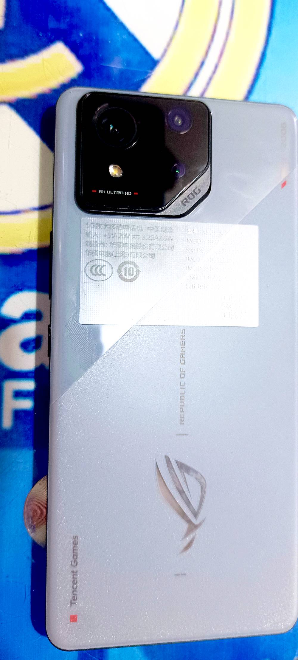 السلام عليكم شباب، متوفر للبيع هاتف Asus ROG Phone 8🔥

 الجهاز غني عن التعريف، أقوى جهاز للالعاب وبحالة ممتازة جداً🔥

المواصفات الأساسية للجهاز:

المعالج: Snapdragon 8 Gen 3 معالج خارق بتردد 3.3GH ومزود بمعالج رسوميات Adreno 750  (يشغل أقوى الألعاب بأعلى دقة وسلاسة 120 فريم وبدون أي لاك)🔥

الذاكرة العشوائية (RAM): 16GB (أداء سريع جداً بالتنقل بين التطبيقات والالعاب الثقيلة)🔥

ذاكرة التخزين: 256GB🔥

الشاشة: AMOLED بتردد 165Hz بصمة مدمجه بلشاشه + بصمه وجة (سلاسة خيالية واستجابة سريعة جداً باللعب)🔥

النظام: أندرويد 14 (أحدث إصدار)🔥

البطارية: 5500mAh 65 wوتدعم الشحن اللاسلكي السريع🔥

الصوت: سماعات ستيريو محيطية مجسمة ونقية جداً🔥
الكامرة : فويه جدا تصوير 8k ٣٠ فريم وال4K ٦٠ فريم 🔥

ملحقات ونظافة الجهاز:

الجهاز نظيف جداً وأخو الجديد (مثل ما موضح بصورة النظام)🔥

[ويا كارتونته والشاحن الاصلي ].

السعر: [ قيم بما يرضي الله ] (اني العام اشتريته بمليون و ٤٠٠).
المكان: بغداد / [ حي الجهاد/ حي الاساتذه].

المتواجدين والشراية الي يعرفون قيمة هذا الوحش، الي يحب يستفسر يراسلني خاص أو يتصل على الرقم: [ ***********
*********** ].
متوفر واتساب أيضا
شنو السعة بالضبط: 12/256 لو 16/512 لو غيرها؟: 
256/16
الجهاز شكد مستخدم وهل بيه أي خدوش أو عيوب غير اللي باين بالصور؟: 
مابي اي شخط جدا نضيف
منوهو الموقع مالتك وين بالضبط حتى نرتب الاستلام، وتوفر توصيل لو بس يد بيد؟: 
مكاني بغداد حي الجهاد حي الاساتذه 
هل الجهاز مفتوح/مكفول بالكامل لو بيه صيانة أو تبديل قطع من قبل؟: 
ابد ممفتوح مكفول
السعر النهائي شكد؟ وشنو مجال المراوس إذا أكو؟: 
قيم بما يرضي الله 1000000