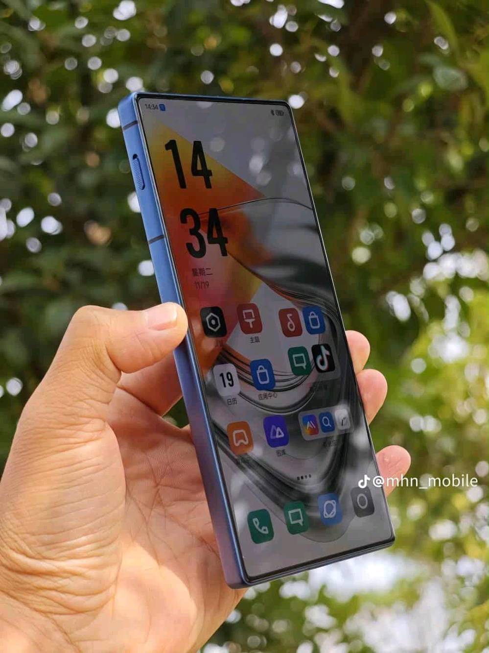 جهاز نوبيا z70الترا للبيع أو مراوس كاتون+ شاحنه
ذاكره 512 وعشوائيه 28 
يأتي بأقوى معالجات كوالكوم، Snapdragon 8 Elite. يتميز الهاتف بشاشة AMOLED بحجم 6.85 بوصة ودقة +1.5K، تغطي كامل واجهة الجهاز الأمامية، مع معدل تحديث يبلغ 144 هرتز وسطوع يصل إلى 2000 شمعة. يأتي الجهاز مزوداً بثلاث كاميرات خلفية بدقة 50 ميجابكسل و64 ميجابكسل و50 ميجابكسل، إضافة إلى كاميرا أمامية بدقة 16 ميجابكسل. يحتوي الهاتف على بطارية بسعة 6150 مللي أمبير ويدعم تقنية الشحن السريع بقدرة 80 واط، كما يتمتع بمقاومة الماء والغبار بمعيار IP68 وIP69.