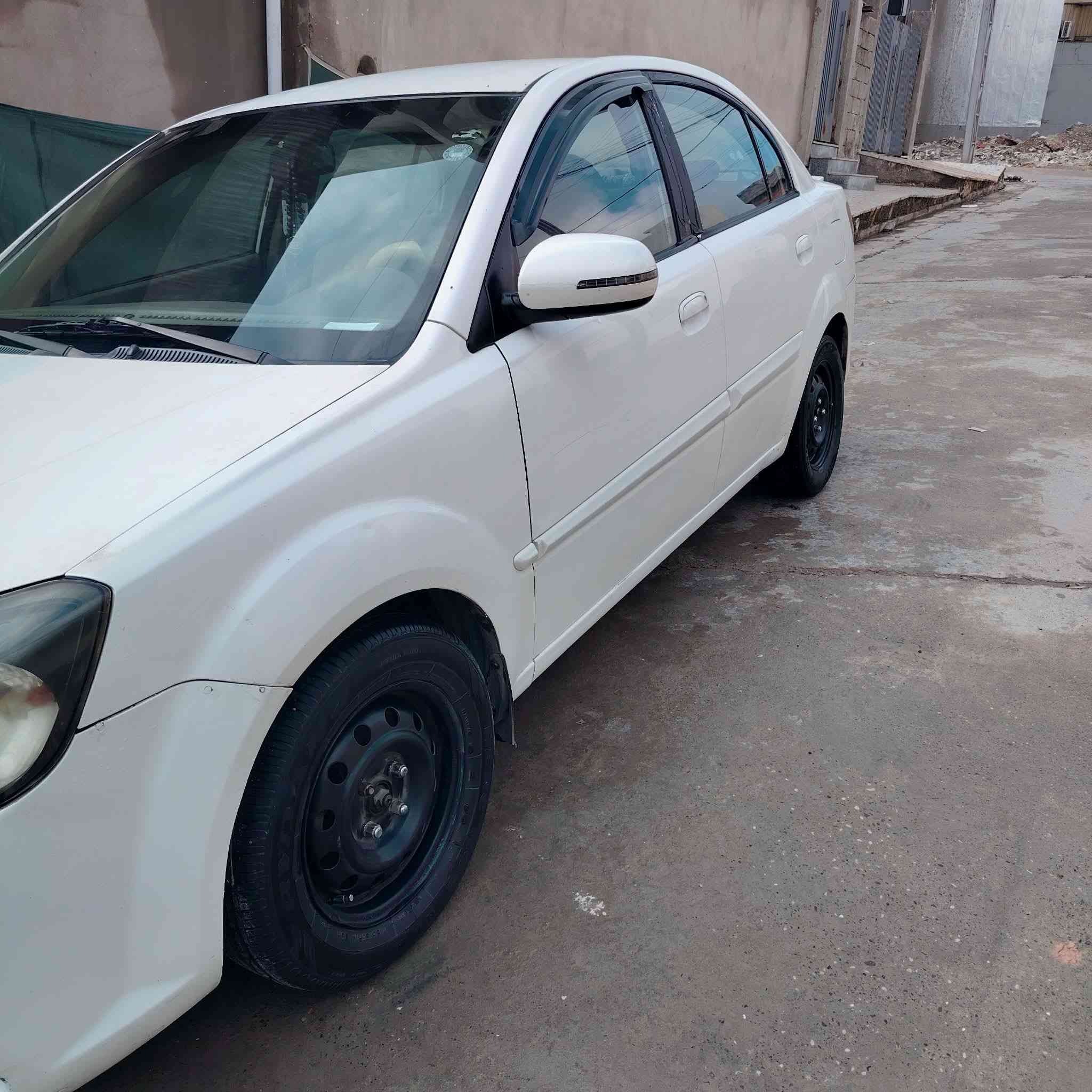 كيا ريو موديل ٢٠١١ رقم اربيل جديد محرك ١٦ نضيف. كامرة وشاشة. بيها بابين صبغ وبيها شويه بارد و بدون دواخل.. بأسمي وبيها كوبون بانزين..
***********
***********
