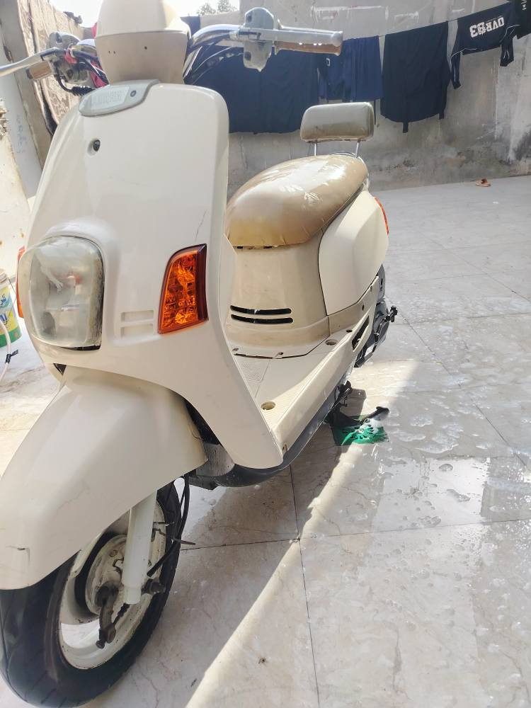 ماكس بوليسي دراجه كلها بلاد مكينه خرسه برغي مامفتوح بيها مكفوله كهربائيات كلها شغاله اوراق الشراي يتصل *********** عمارة, ميسان
